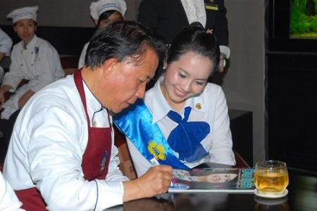 Trong lần tham gia cuộc thi Tay nghề trẻ Quốc gia, Trang đã được danh bếp Yan Can Cook dành không ngớt lời khen đấy!